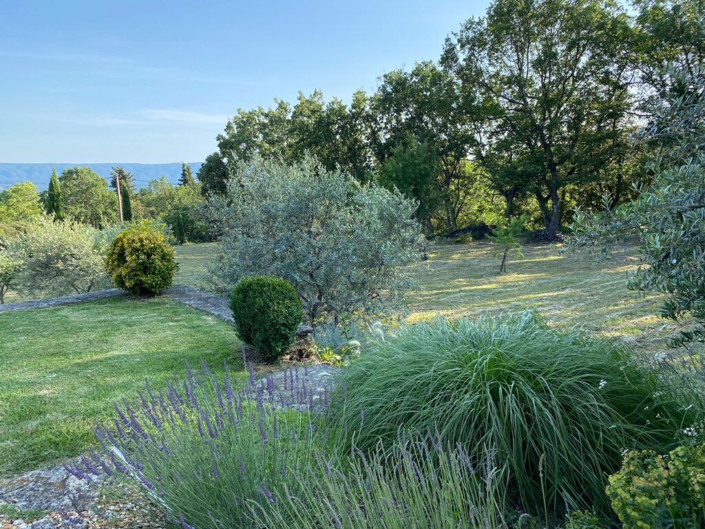 Cette image d'un des jardins paysagers décrit parfaitement les Vues extérieures du domaine et de la Maison